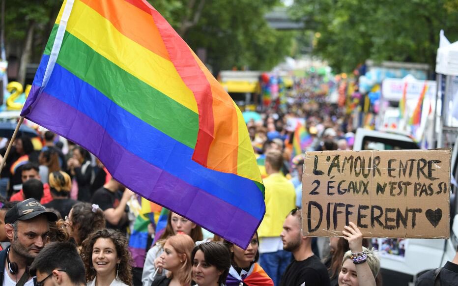 🌎 Les pays avec les plus grandes populations LGBT+ identifiées :

🇺🇸USA : ~25M 
🇧🇷Brésil : ~22M
🇩🇪Allemagne : ~9M
🇫🇷France : ~6,8M
🇬🇧Royaume-Uni : ~6M
🇮🇹 Italie : ~5,3M
🇲🇽Mexique : ~5,1M
🇪🇸Espagne : ~5M
🇨🇦Canada : ~4M
🇹🇭Thaïlande : ~4M
🇦🇺Australie : ~2,6M