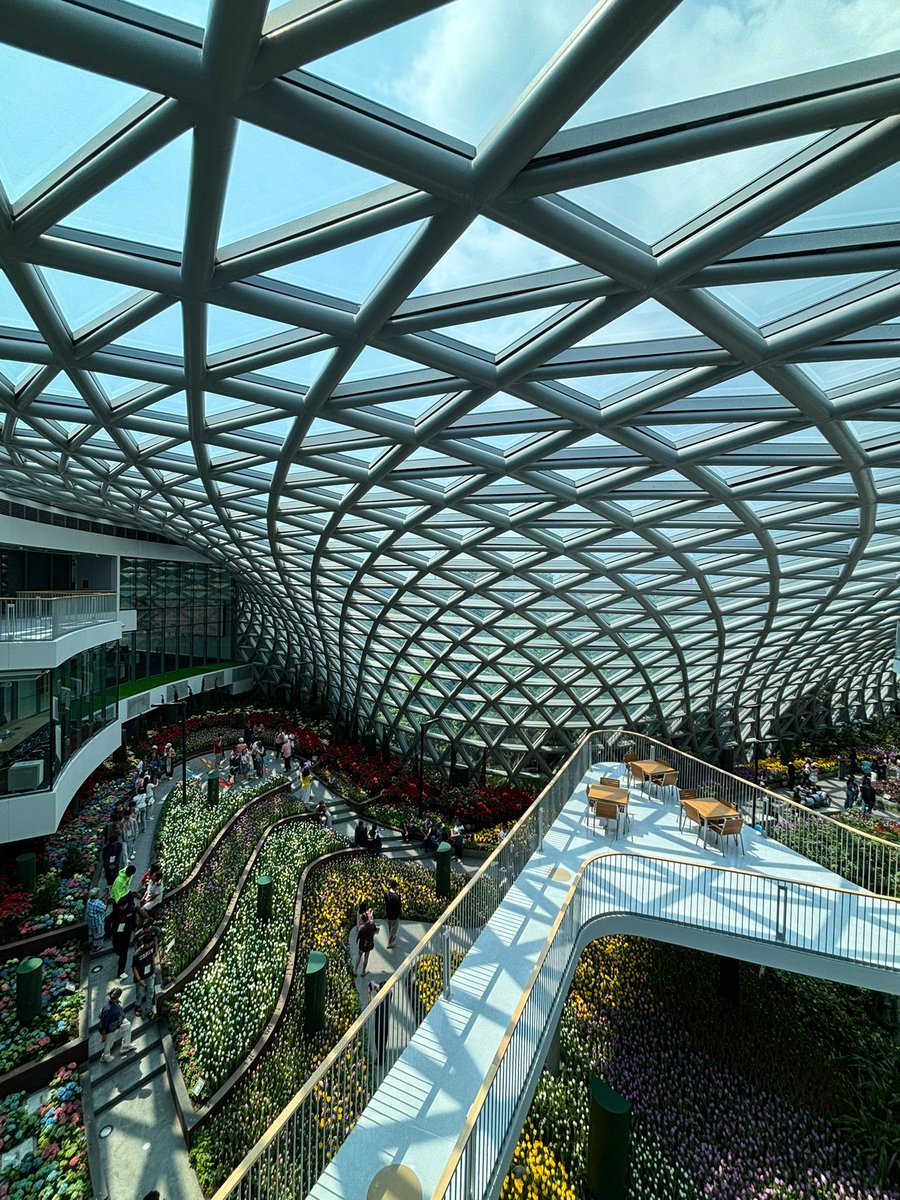 sxicex's tweet image. 🌸 PTTLNG Flora Exhibition
จากการทำก๊าซให้เป็นของเหลว (Liquefaction)

ก๊าซธรรมชาติ มีสถานะเป็นก๊าซจะกินพื้นที่
ในการขนส่ง จึงต้องลดอุณหภูมิลงไปจนถึง -160°C

ที่นี่ใช้ "ความเย็นเหลือใช้" จาการทำ LNG มาหมุนเวียนปรับอากาศแทนการทิ้งไปเปล่าๆ เปลี่ยนพลังงานเป็นความสวยงามที่เข้าชมฟรี!