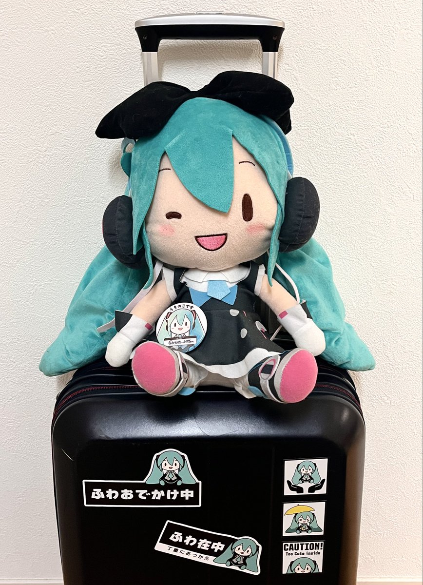 ステッカーと缶バッジはこんな感じです！