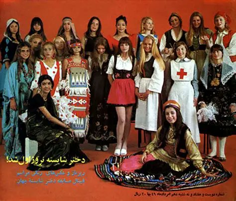 Antes de los Ayatolas en Iran #IranRevolution  vestían como en España .Con el PSOE de Pedro Sanchez los hombres pueden obligarte a ponerte el burka y vivir en jaula como hoy las iraníes 
 #IranRevolution2026 #FreeIran2026 #EnBocaDeTodos18F #IranMassacre