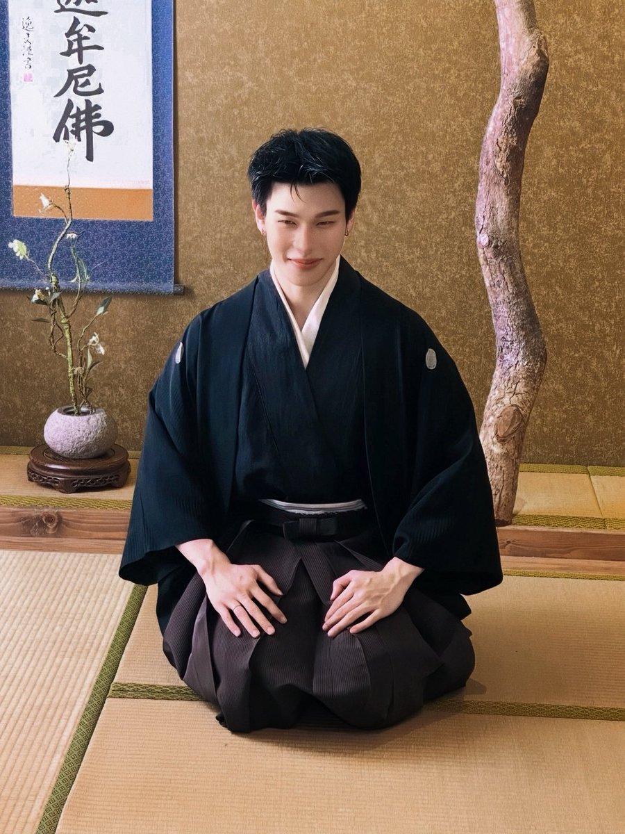 นี่คุณ ช่วยเลิกนั่งท่าเกร็ง ๆ แบบนั้นแล้วเอาแต่ยิ้มได้ไหม ไม่รู้หรอกนะว่ามาโผล่ในห้องผมได้ยังไง แต่ผมย้ำอีกครั้งว่าคนในรูปนั่นคือปู่ผม ท่านเสียไปแล้ว และไม่ใช่เพื่อนสนิทของคุณแน่ ๆ ผมแนะนำให้คุณรีบออกไปตอนนี้ ก่อนที่ผมจะแจ้งตำรวจ