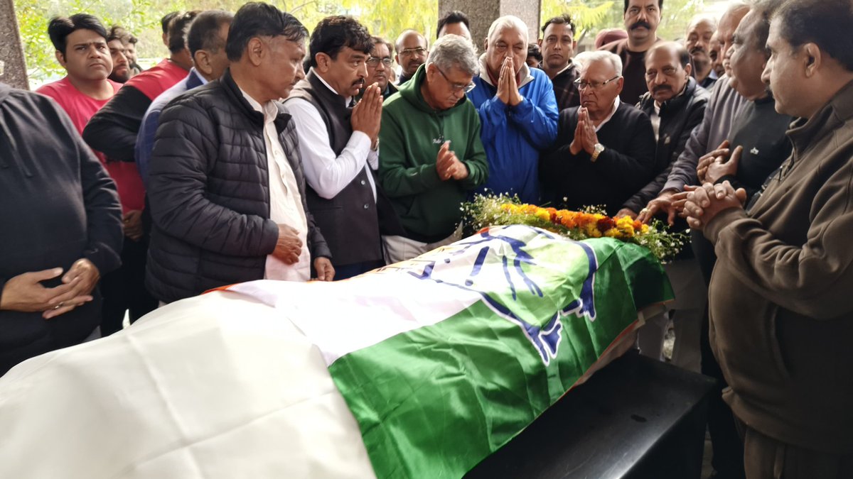 कांग्रेस नेता श्री रोशन लाल उप्पल के निधन का समाचार पीड़ादायक है। उन्होंने समाज की सेवा में अपना पूरा जीवन अर्पित कर दिया। उनका सरल और सादगी भरा जीवन सदैव हम सभी की स्मृतियों में रहेगा। आज रोहतक में उनके अंतिम संस्कार में शामिल होकर दिवंगत आत्मा को भावभीनी श्रद्धांजलि अर्पित की।