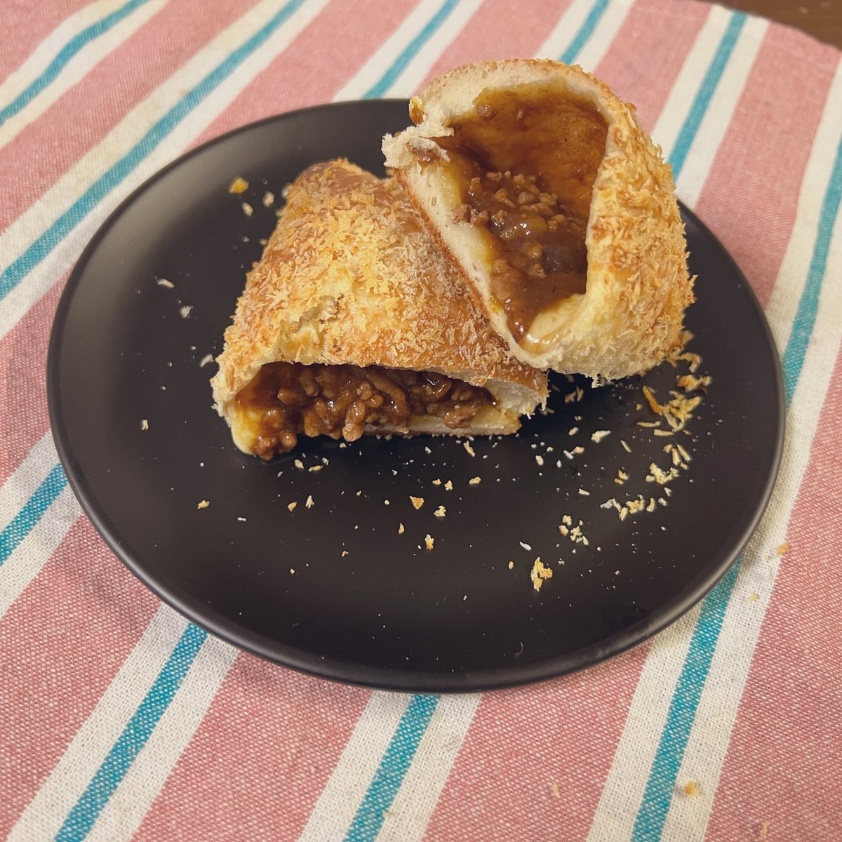 なかなかうまくいったぞ、チーズカレーパン(急にパン作りマンになっている)