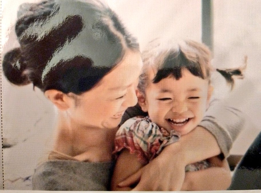 taguchiyuri28's tweet photo. 都議選の後、姉が、
「れいわの役割は、
資本家にとって都合の悪いことを表に出すこと、本当のことを皆に知ってもらうこだから、落選しても、それを言い続けることに意味がある」
という言葉をかけてくれました。
今回の衆議院選挙の結果…
うっかり、「票の数」に囚われちゃってました。
れいわ新選組大石あきこさんが、
自民党高市早苗さんと統一教会の関係を暴露した事は、大きな役割を果たしてくれたのだと拍手👏とエールを送りたいです。

高市早苗さんのつくられた笑顔のポスターを見るたびに「戦争と増税」が脳裏をよぎりゾゾゾと背筋が凍ります。

奥田ふみよさんの
「あきらめない」
「あきらめたらそこで終わるんよ」
「戦争にいかせるために子どもを生んだんではない！」
この言葉が、どん底の暗闇にいた自分に光を感じる事ができました。

子どもたちの未来と笑顔を守りたい！