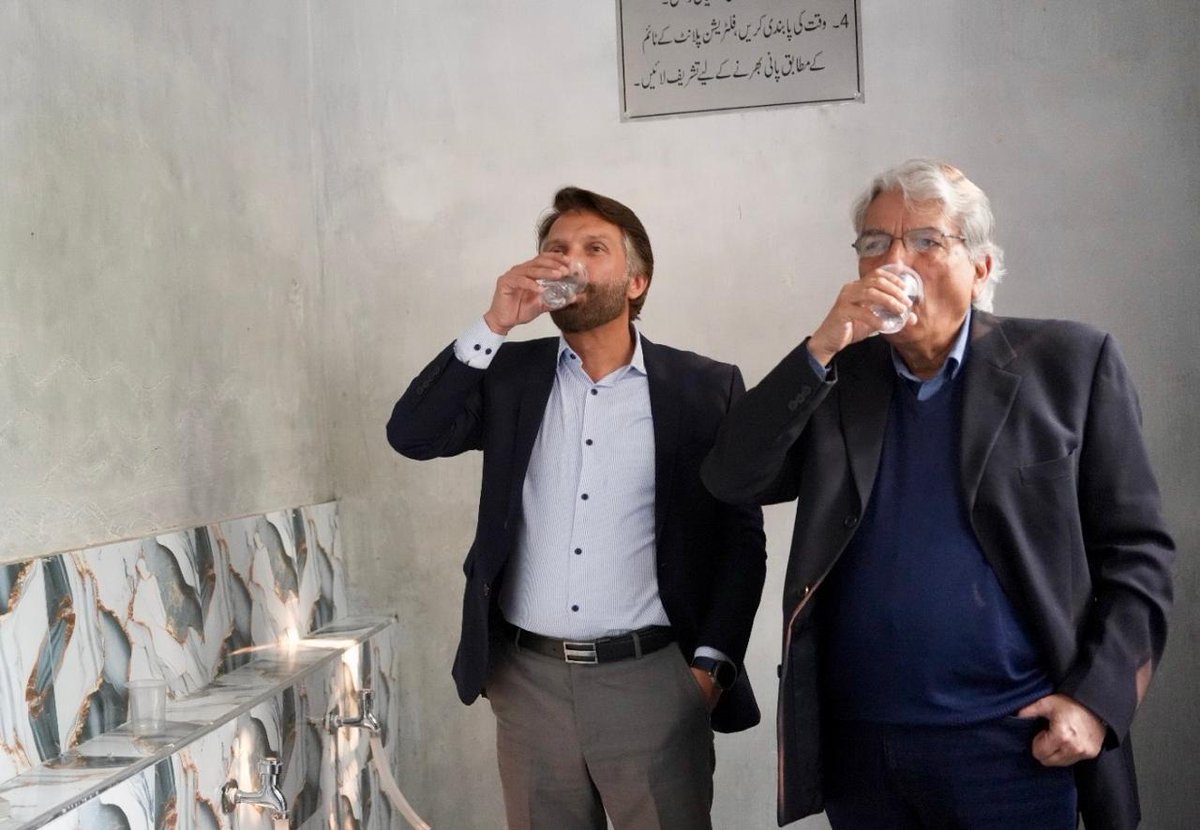 McDonaldsPK's tweet photo. Today, McDonald's teams up with Zaman Foundation to open Lahore’s first RO plant 💧✨. Thanks to your support, we're bringing clean, safe water to those in need. Khul Kay Khulla Dou aur Saaf Peene ka Pani Sab Ko Do!
#RoundingUp #SaafPaniSabKoDo #McDonaldsPakistan https://t.co/5AuMmuVsyR