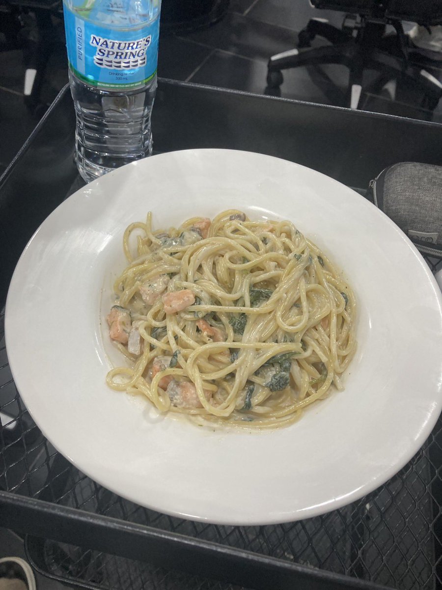 pokerbananaoffi's tweet photo. 🇵🇭 フィリピンマニラ 🇵🇭
♠️ POKER BROTHERS ♠️

本日のご飯は
サーモンクリームパスタ 🍝✨

濃厚クリームに、ほどよい塩味のサーモン。
フォークが止まりません。

ポーカーの合間に、ちょっと贅沢なひと皿を。

美味しい時間も一緒にどうぞ。

#PokerBrothers #フィリピン #マニラ https://t.co/7VxAET5Cd9