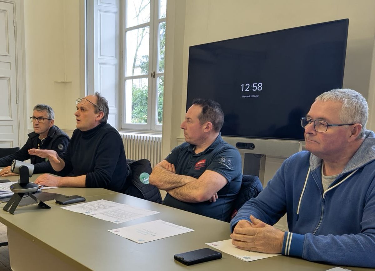 [#Syndical] Ici en <a href="/lamayenne/">La Mayenne, le Département</a> comme ailleurs en #France, il ne cesse de pleuvoir ☔️. Devant <a href="/Prefet53/">Préfète de la Mayenne</a> et devant 📰📸, <a href="/fdsea53/">FDSEA53</a> et <a href="/JEUNESAGRI53/">JAMAYENNE</a> expliquent le bien-fondé pour l'agriculture et pour la société du stockage hivernal de toute cette💧. <a href="/FRSEA_PDL/">FRSEA_PdeL</a> <a href="/FNSEA/">La FNSEA</a> <a href="/Irrigants_Fr/">Irrigants de France</a>
