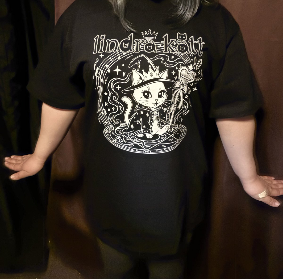lindrakatt's tweet photo. lindrakatt T本日着弾！！カラー2色　黒　白　写真sizeはXLです　他にLとM 2/22いわきSONICにて発売！！￥3500 https://t.co/ypAbE023Mm