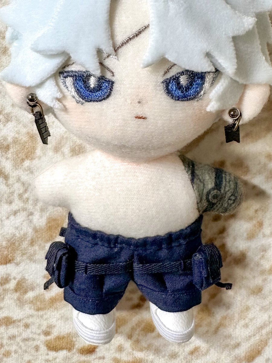 cb_ge000's tweet photo. ピアスの模様や、義手(見えないけど義���も)、ズボンの細いところも作るの楽しいので、モリモリやってしまう… https://t.co/yqvgIlrfvE