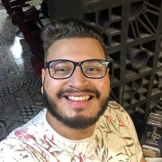 poponze's tweet photo. Victor Hugo afirma motivo porque desistiu da Teologia: 

“Não é o que quero para minha vida, acho principalmente porque eu queria pegar os pastores. Cheguei lá aquele monte de homem.” https://t.co/p3FEcP5lek