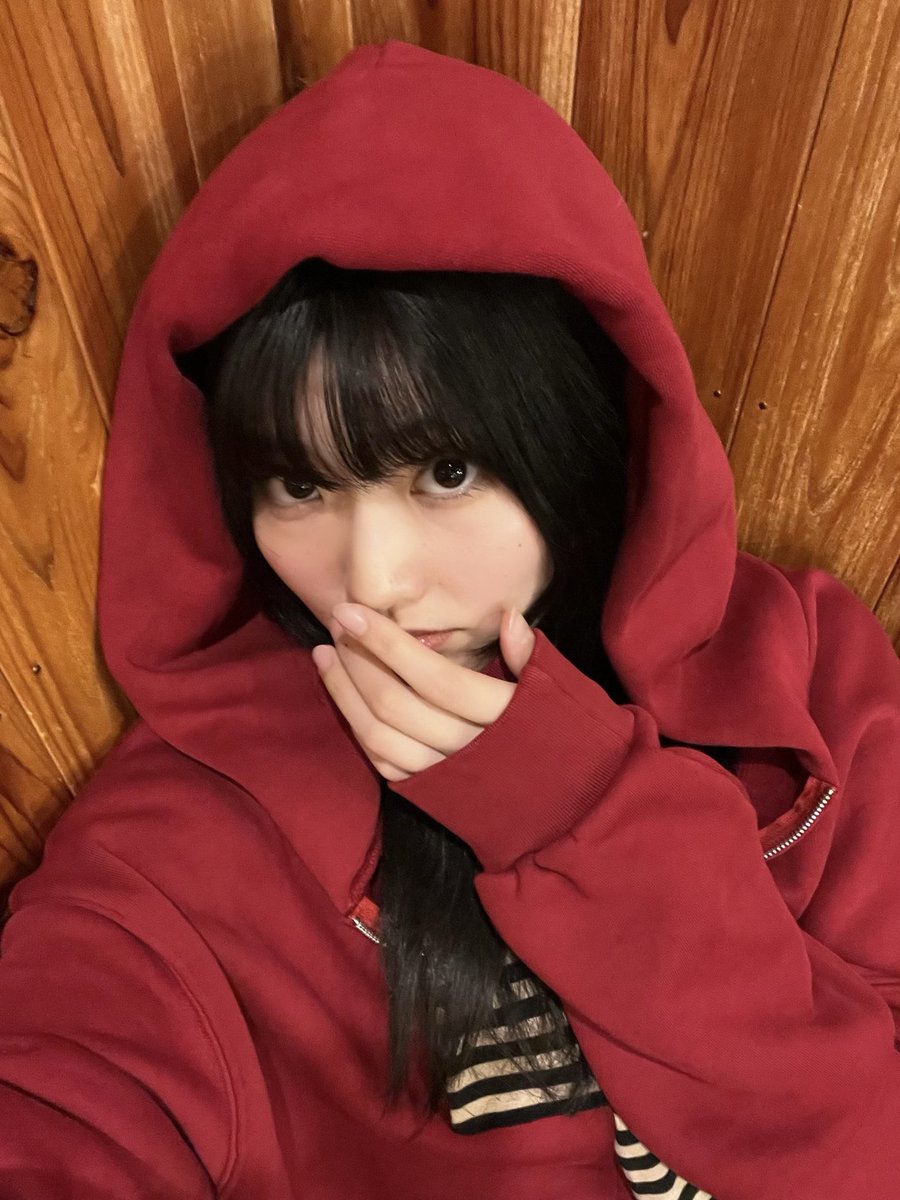 この前の投稿に引き続き、
春向けに第2弾☕️

コメダで“ちゃんと作業する日”の服。

ゆるいのに、ちゃんとして見える
赤フーディのバランス。