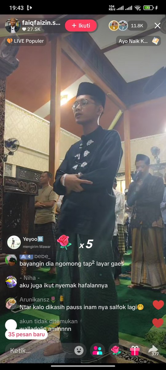 Too much ngga sih? Di lapak sebelah solat tarawih nya sambil nge live.