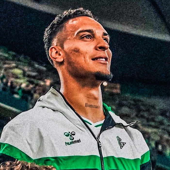 eurofootcom's tweet photo. Antony on life in Andalusia: "Here life is very easy. I go to sleep and wake up smiling. I feel at home. My son is playing all day long. In England he didn’t even touch a ball. That makes all the difference. The food, the people. It’s a spectacular place." 💚☀️ (@eldesmarque) https://t.co/lO5hJ9smwq
