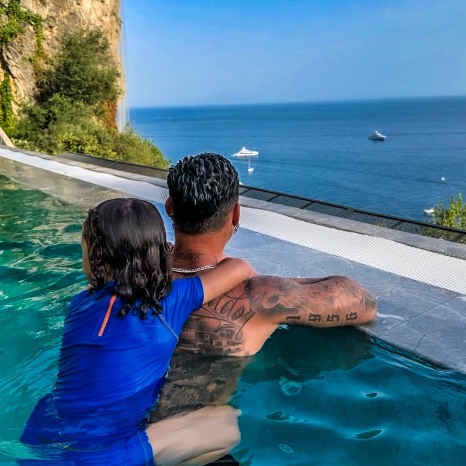 Antony on life in Andalusia: "Here life is very easy. I go to sleep and wake up smiling. I feel at home. My son is playing all day long. In England he didn’t even touch a ball. That makes all the difference. The food, the people. It’s a spectacular place." 💚☀️ (<a href="/eldesmarque/">ElDesmarque</a>)