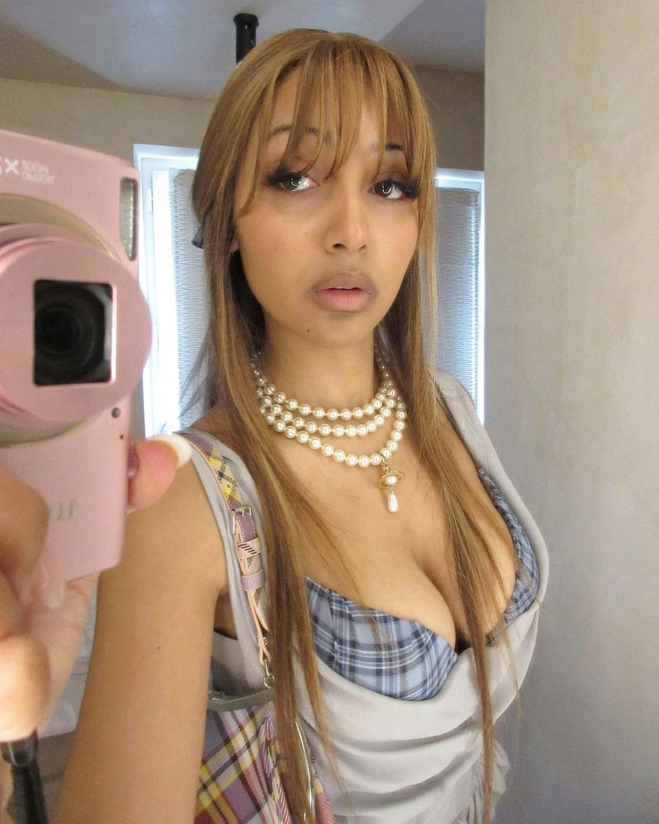 cortisnoteawa's tweet image. Day 5 #moothunting
☆⁠ halo, i’m bella 🍾🍒 ! #metwt #kpoptwt #langtwt #studytwt 
 🍒she/her 18
 🍒International relations and diplomacy student
🍒learning korea, french 
🍒 music , fashion, kdrama, K-pop , 

      ♡/↻ to be moots !