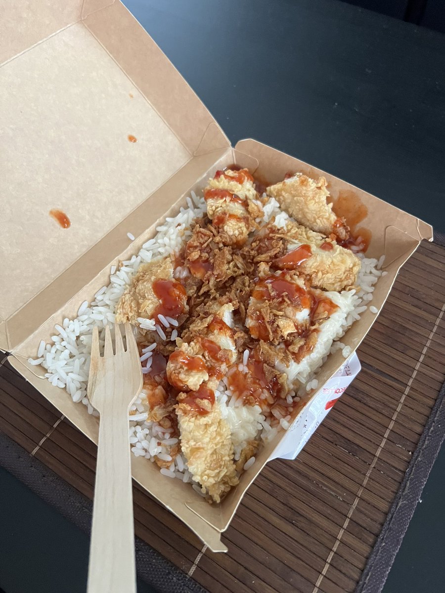 azlzezxz's tweet image. Allez pas ça pue smr. Le riz il est seeeec et y’a juste 3 tenders avec un filet de sauce 2hot4u. J’a payé 11€ pour taper le riz d’la cantine à la fin du service.