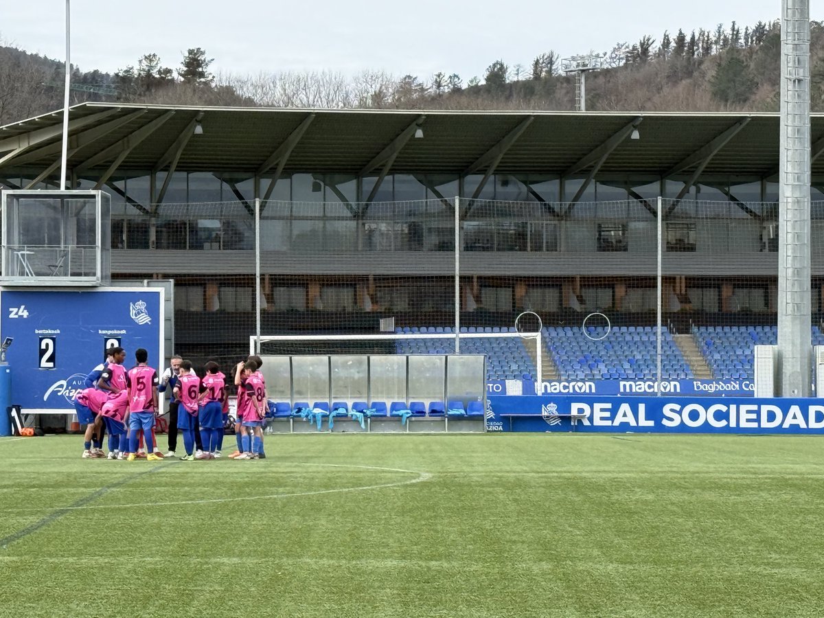 calasanzsoria's tweet photo. Increíble domingo el que vivieron nuestros 2013 en Zubieta, en un clasificatorio para el XL Torneo Int de la @RealSociedad 
No clasificamos por diferencia de goles, pero competimos y disfrutamos al máximo. Gracias a @SDAlmazanoficia y Norma San Leonardo por la cesión de jugadores https://t.co/zZUu5QbEFV