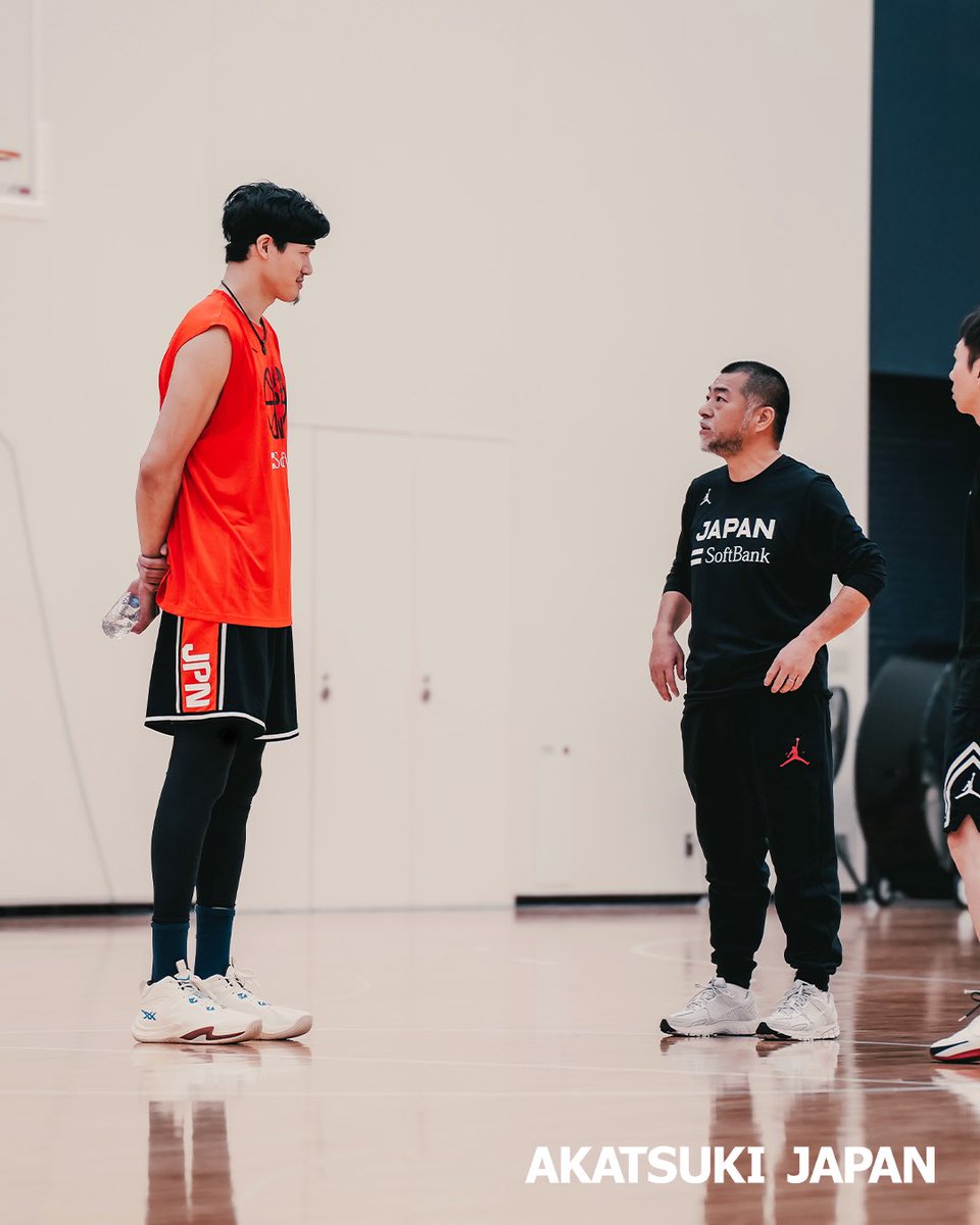JAPAN_JBA's tweet image. 初練習の前にコミュニケーションをとる渡邊雄太と桶谷大HC。
最後はペコリ🙏

#AkatsukiJapan
#FIBAWC x #StepItUp