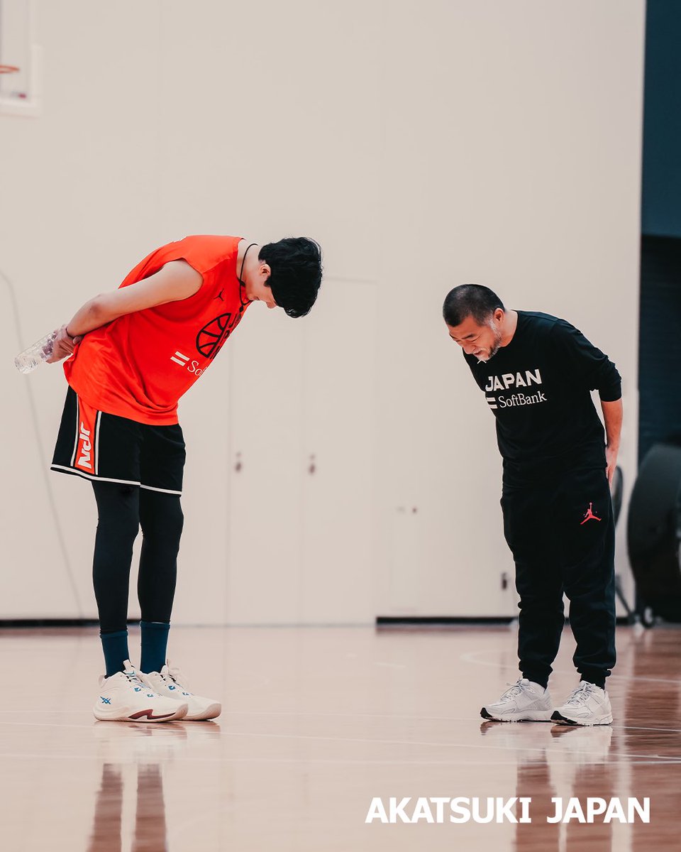 JAPAN_JBA's tweet image. 初練習の前にコミュニケーションをとる渡邊雄太と桶谷大HC。
最後はペコリ🙏

#AkatsukiJapan
#FIBAWC x #StepItUp