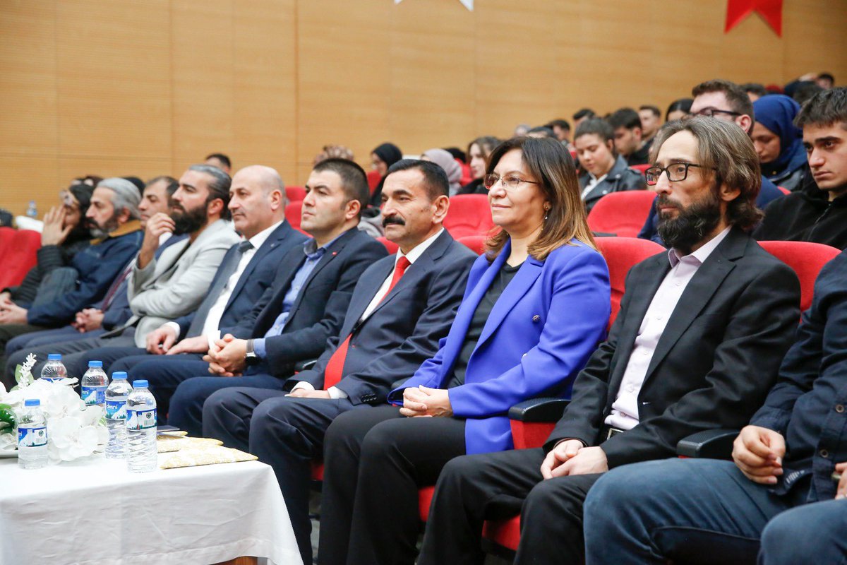 MutluTurkmen's tweet photo. Sağlık, Kültür ve Spor Daire Başkanlığı bünyesindeki Dedem Korkut Öğrenci Topluluğu tarafından düzenlenen “Üniversitelinin Bakışından Dede Korkut” panelini başarıyla gerçekleştirdik. Panelistlerimiz Fatma Elif Orhan, Kübra Köse, İrem Nur Yıldız, Zübeyde Sevimli ile Panel başkanımız Doğukan Deniz, sunucumuz Eda Nur Kahraman ve topluluk danışmanımız Doç. Dr. Tuğba Akkoyun başta olmak üzere emeği geçen tüm öğrencilerimizi tebrik ederim.