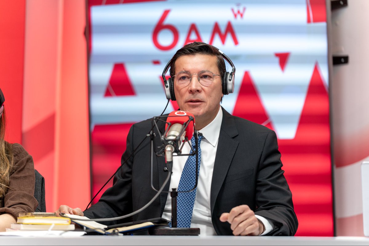 Registraduria's tweet photo. En su intervención en @CaracolRadio, el registrador nacional, Hernán Penagos, informó que se establecerán incentivos para quienes presten el servicio como jurados de votación en el exterior.

La medida contempla descuentos cercanos al 10 % en duplicados y rectificaciones de la cédula de ciudadanía y la tarjeta de identidad, así como en copias de registro civil y certificados de nacionalidad tramitados fuera del país.

El beneficio estará vigente durante los próximos cuatro años, hasta la siguiente jornada electoral.

Con esta iniciativa se busca reconocer el compromiso de los jurados en el exterior y retribuir su apoyo al proceso electoral.