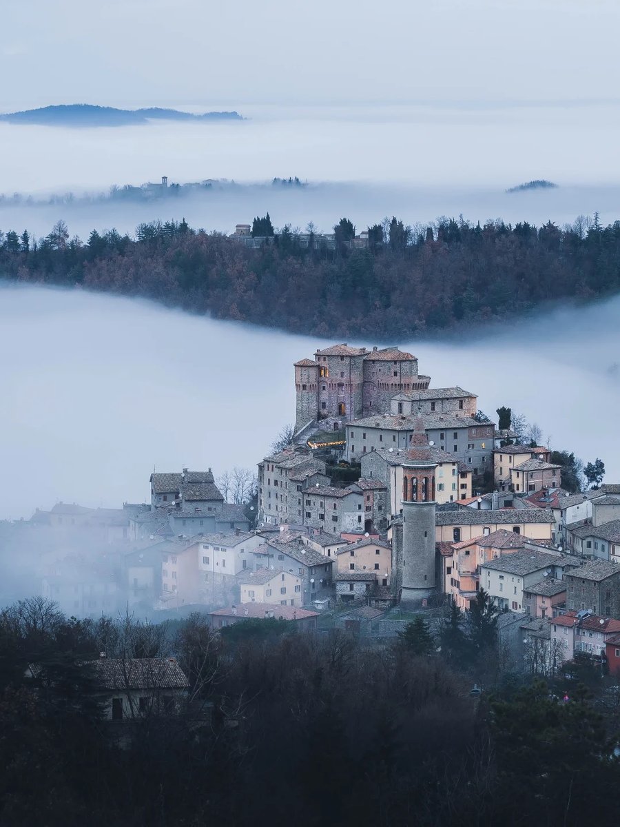 ERTourism's tweet photo. How stunning is Sant'Agata Feltria (#Rimini)? A village that looks like it's floating on a sea of mist in the hills behind Rimini.
📸: marino_ale80 | #inEmiliaRomagna #EmiliaRomagnaSlow #VisitRomagna https://t.co/AaC4BqpSX8