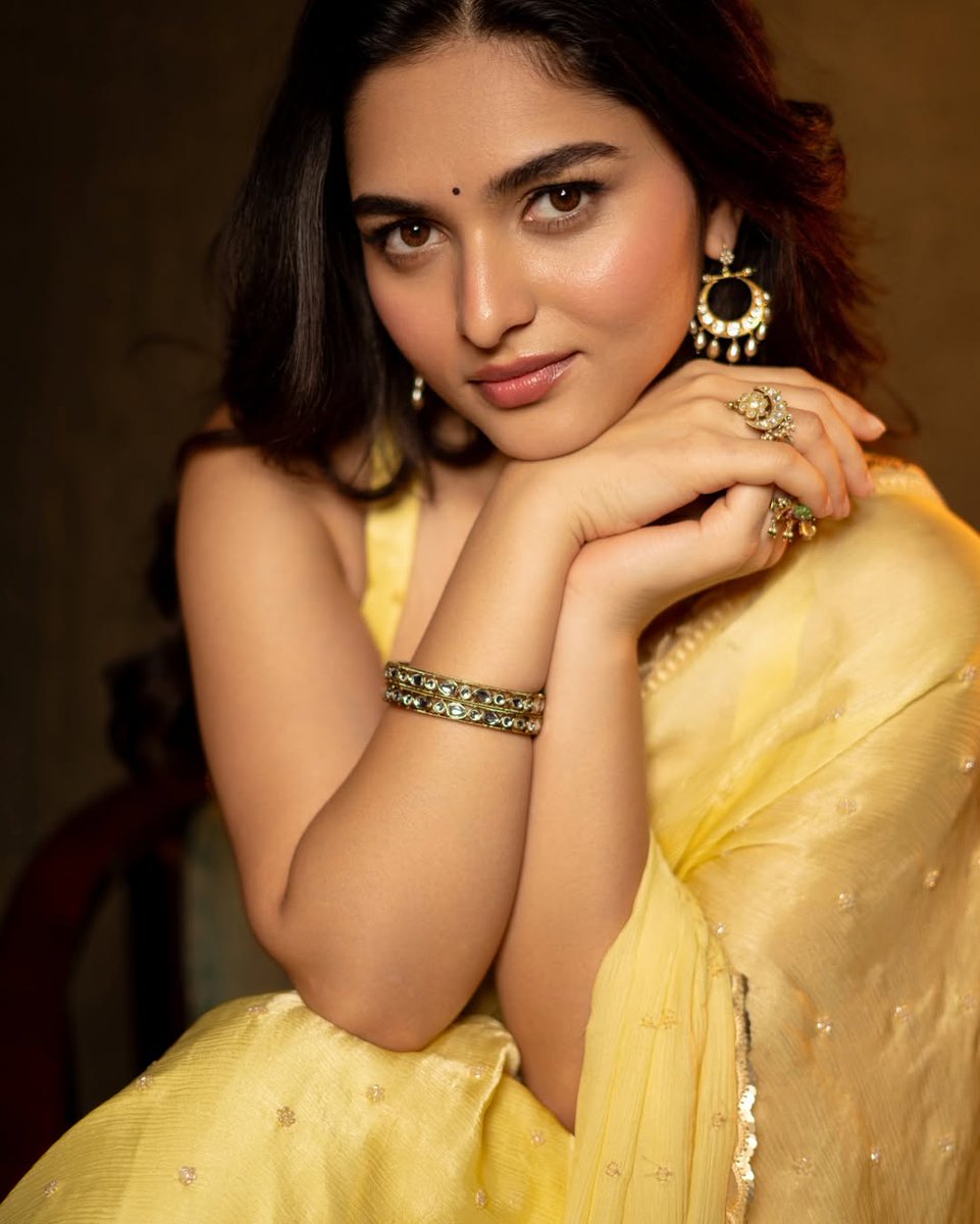 KollywoodCinima's tweet photo. Kayadu Lohar radiates youthful elegance, vibrant charm, and captivating beauty, effortlessly drawing admiration with her expressive presence and refreshing screen appeal β¨
#KayaduLohar #KollywoodCinima #KcGallery #Sai #Cinema #Heroine #Actress https://t.co/TfKaadeMYk