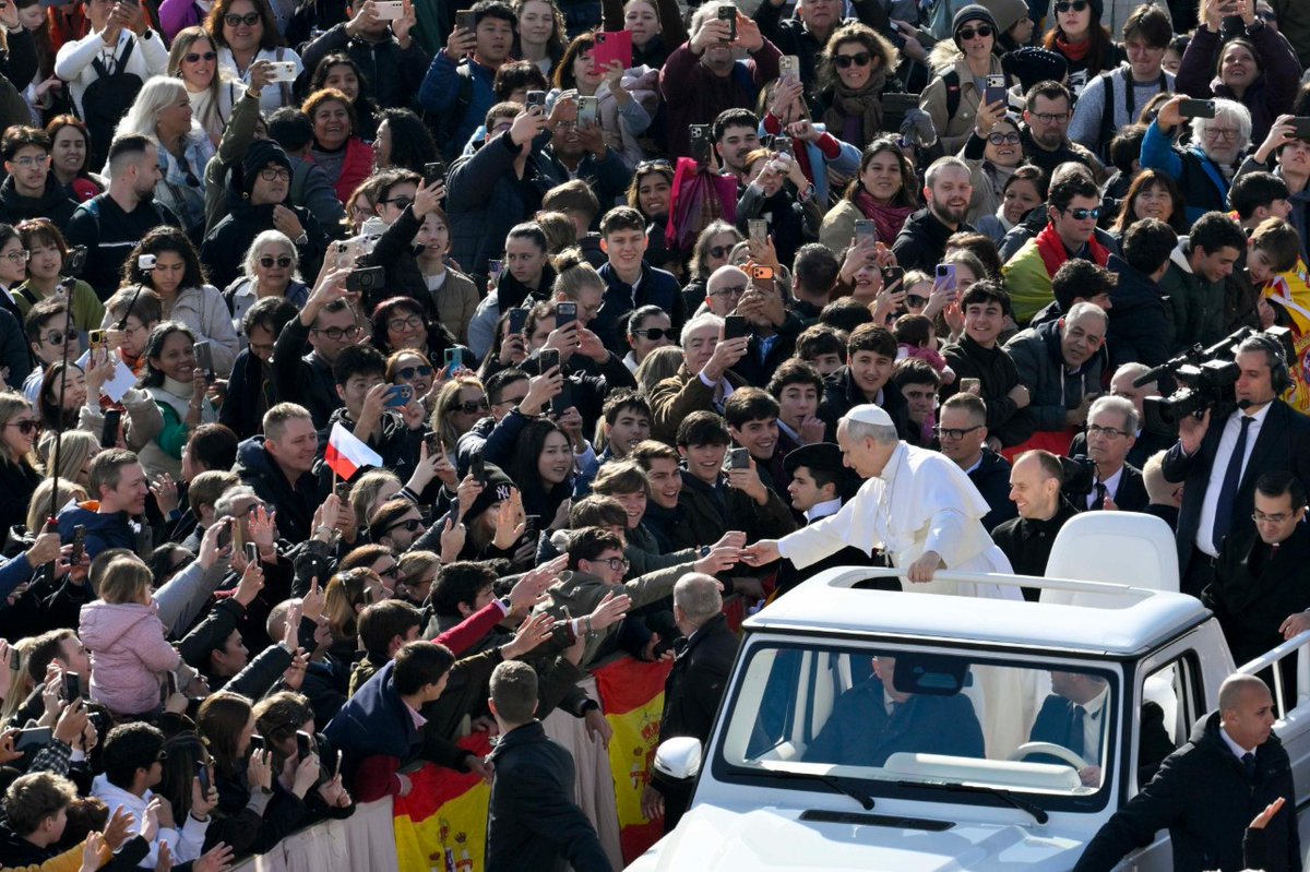 Ludzkość jest w stanie rozbicia. Działanie Jezusa Chrystusa poprzez Ducha Świętego zwycięża siły podziału i jego Sprawcę. Leon XIV wskazał podczas audiencji generalnej, że Kościół Chrystusowy jest znakiem jedności w świecie.
➡️ tinyurl.com/yjen4kxv

<a href="/EpiskopatNews/">EpiskopatNews</a>