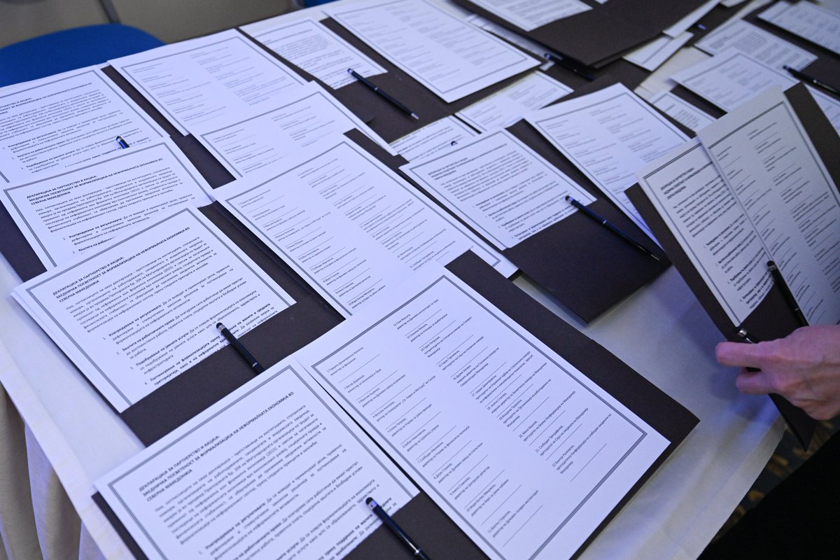 ArmenGrigoryan8's tweet image. Formalization of #InformalEconomy in 🇲🇰. Together with PM @MickoskiHM &amp;amp; @VladaMK, signing the #Declaration. With 🇸🇰support @SlovakEmbassyMK, @UNDPMK creating hard data 2 reduce losses, boost competitiveness and build a resilient budget that is fair for all. Towards fairer society