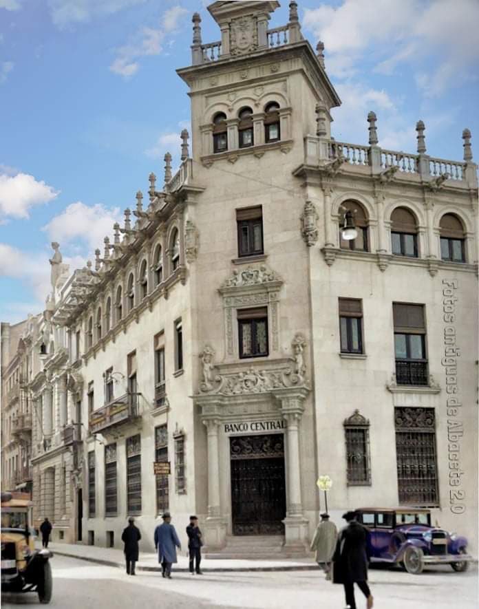 Hace 52 años se demolió el edificio Banco Central de Albacete.
Una demolición que duró apenas unos días, pero que duele toda la vida.