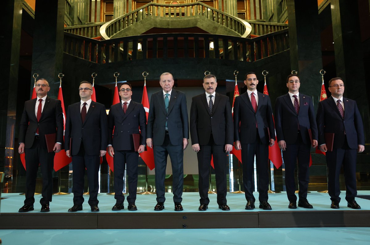 Bugün Cumhurbaşkanlığı Külliyemizde gerçekleştirdiğimiz Valiler Buluşmamızın ülkemiz, milletimiz ve şehirlerimiz için hayırlara vesile olmasını diliyorum.

Farklı kategorilerde ödüllerini takdim ettiğimiz mülki idare amirlerimizin her birini canıgönülden tebrik ediyorum.