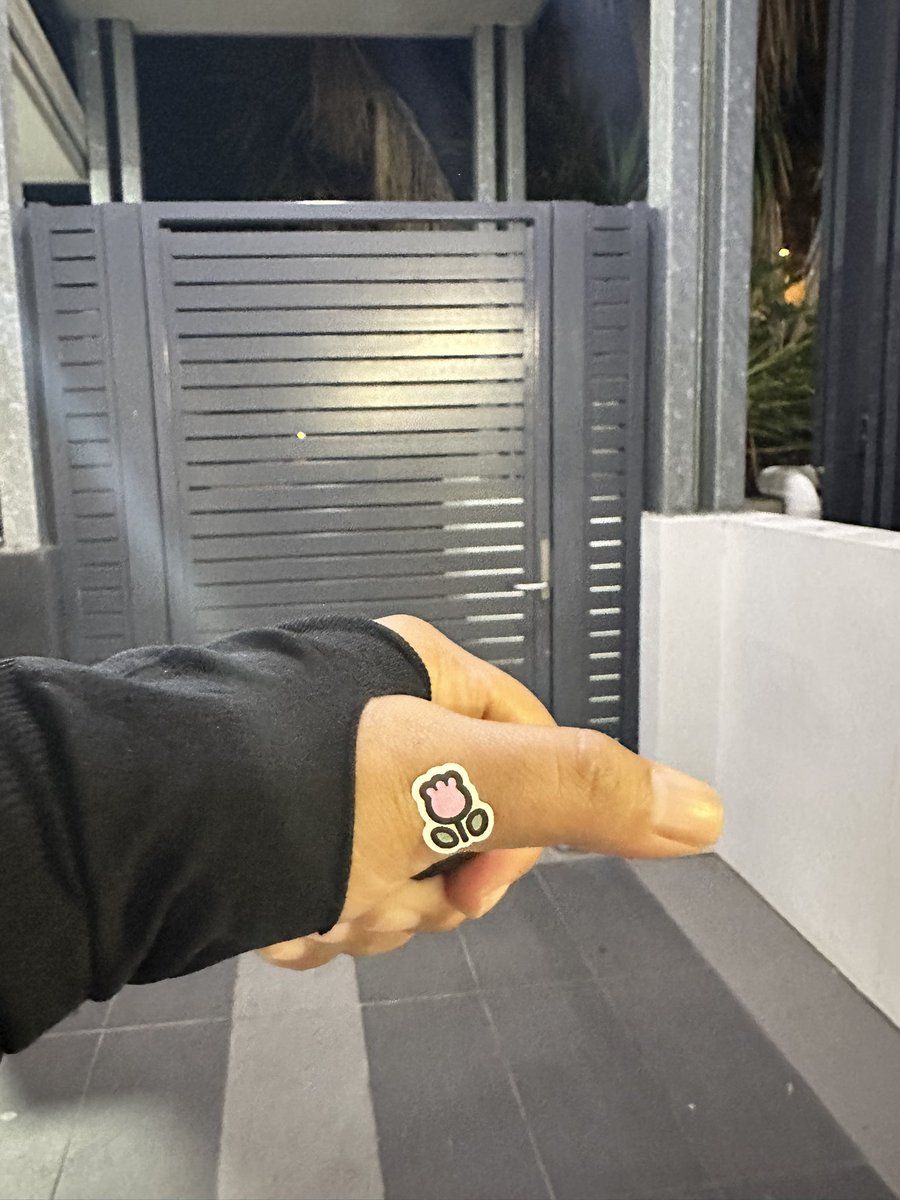 pulang first tarawih at uni, got flower from a random lil boy in musola ☺️