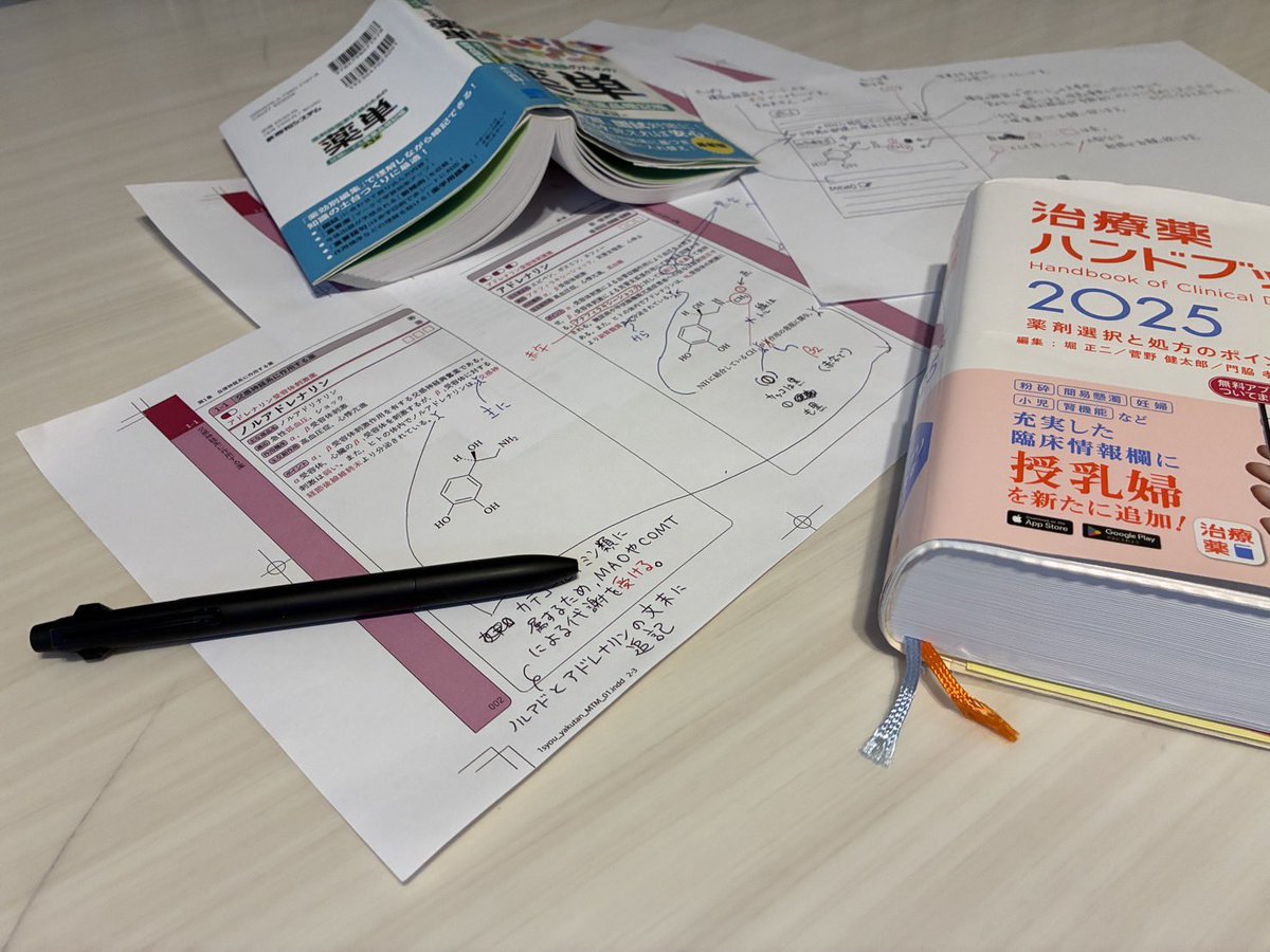 passmed_kimoto's tweet photo. ⭐️薬単・復活します⭐️
1回、ちゃんとお伝えしておきます。
【薬単】の【じほう版】、3月末にでます。

国試前のタイミングですみません。
旧薬単を買ってしまう方が出ないよう、情報解禁のタイミングで、最速でポストさせて頂きました🙇‍♂️

⚠️Amazonで予約ページはできていますが、更に重大発表を控えているので、予約はまだ待ってください⚠️

どこもかしこも売り切れ、挙げ句の果てにはプレミア価格までつくことになり、大変ご迷惑をおかけしました。

薬単、生まれ変わります。
かんっっっぜんに、今までの薬単の上位互換です。

とにかく編集者さんが、僕のわがままに最後まで付き合ってくれまして…本当に、妥協のない、圧倒的No.1の薬の単語帳・暗記帳になりました。

例えば。

僕「全範囲の薬の名前と作用機序が一気に復習できる小冊子を付録で用意したい。大事なテスト前にガッとみれるようなもの。名前は薬単miniで。できますか？」

編「分かりました。やりましょう。予算取ります。」

僕「薬単miniは薬物名は頭文字だけ黒字、残りを赤字にして、赤シートをあてたときに最初の一字だけ分かるようにしたい。ゲーム感覚で暗記ができる小冊子にしたい。できますか？」
（やり方を真似されると嫌なので…とりあえず商標取ります✏️申請中です）

編「分かりました。やりましょう。レイアウト作ります。」

僕「あと、治療薬ハンドブックとコラボしたいです。あの本すごいので。」

編「●●●●●。」

命削って書きました。
続報をお待ちください！！！
