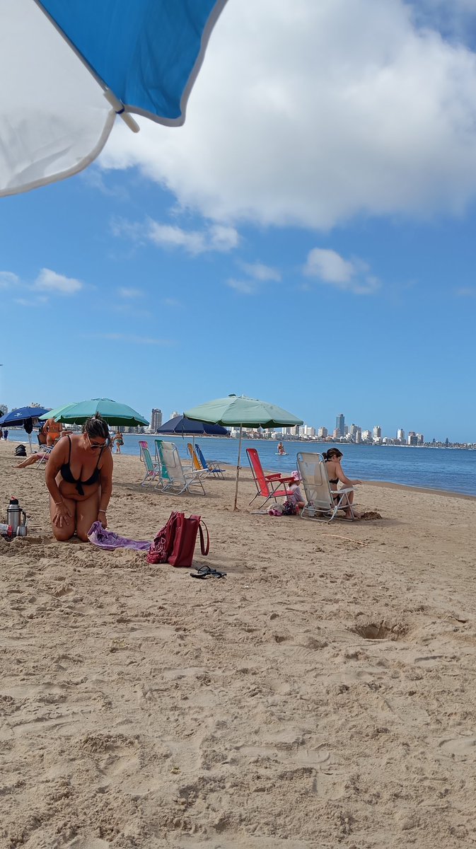 JavierConde7's tweet photo. @MaldonadoUY_ No sillas y sombrillas vacías! Normativa que no se cumple!!!!! https://t.co/kIqBDloom7