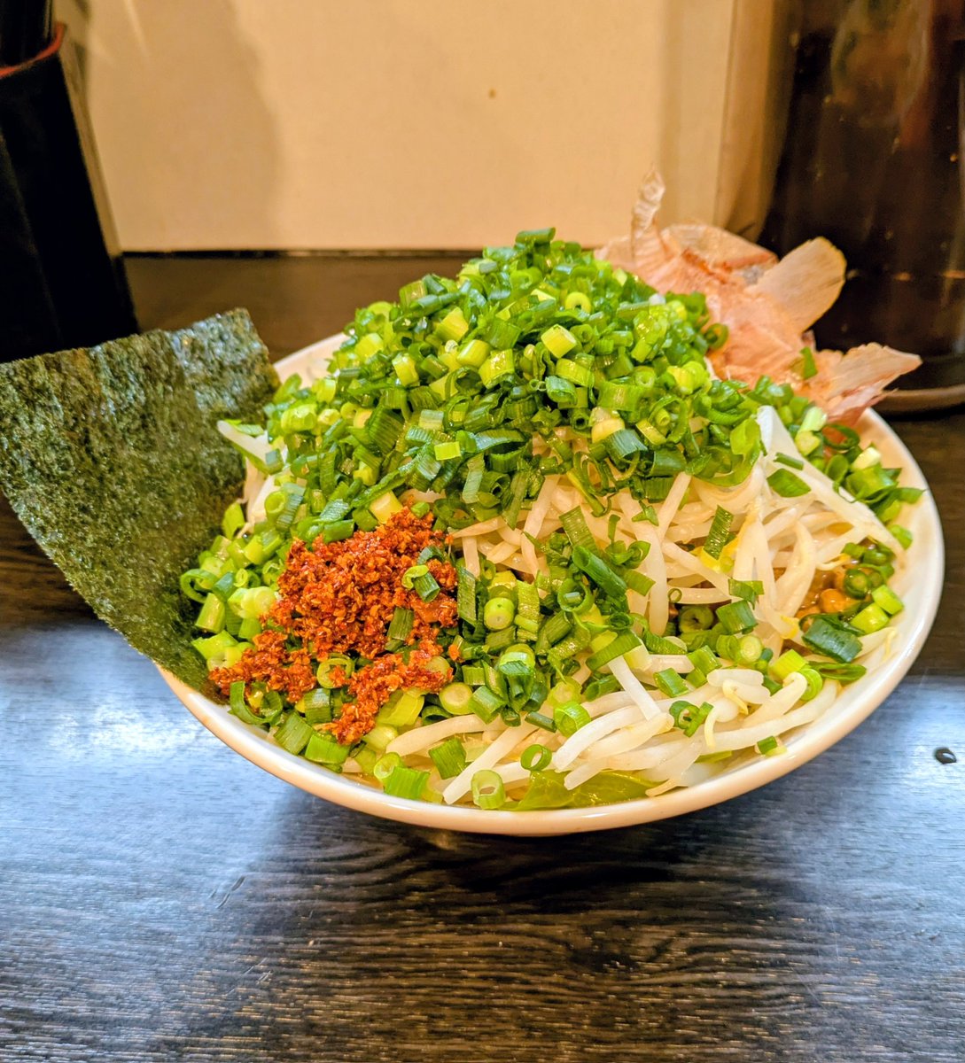liendady's tweet photo. 納豆ですぅ〜＋小ネギ増し　豚星。
「そのまま」コール
２月１５日てす

納豆に美味しい醤油に鰹節、ネギご沢山あればもう天国！

青梅マラソンの後意気込んできたが、半分当たりてヤバくなってきた。隣のカズローも一杯一杯の表情(笑)

最後まで食べました。
ワクワクさん長谷川さんご馳走様でした。 https://t.co/guBso1eOYO