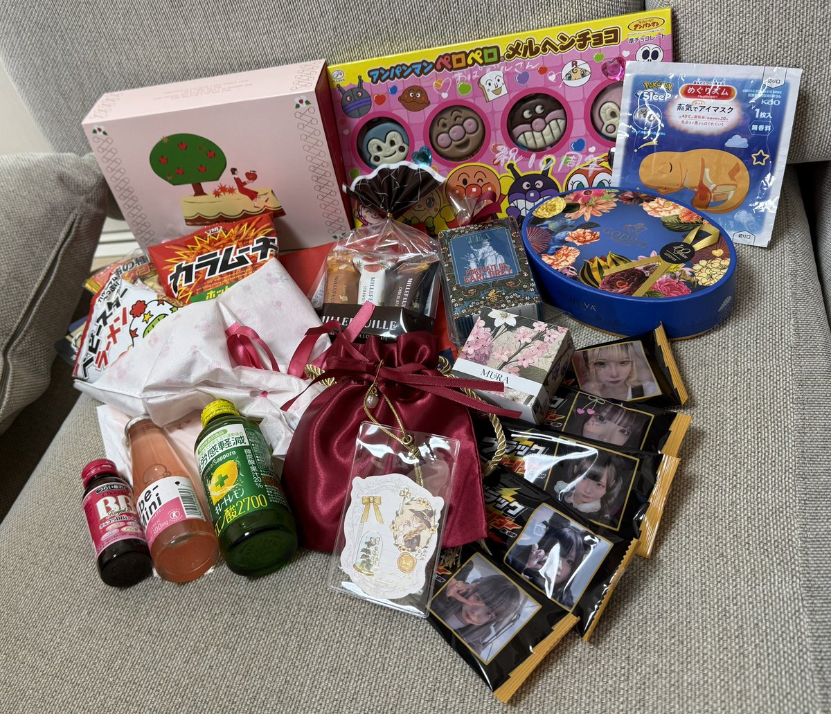 OverAge 10th.AnniversaryLive
『花鳥風月』ありがとうございました！

ゲスト様＆ファンの皆様から頂いた差し入れたち✨️

沢山ありがとうございます‼️

これからも末永く宜しくお願いいたします🙇‍♀️

 #おばドル