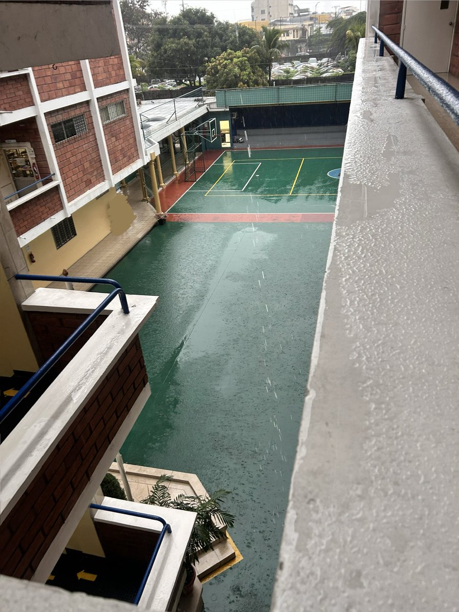CosmicGirl_85's tweet photo. @Educacion_Ec @EmergenciasEc como es posible que el colegio Interamericano(Gye) siga en clases regulares? Exponiendo a sus alumnos a este clima, accidentes y enfermedades, creo que es el único colegio que aún no termina su año lectivo https://t.co/heSQNIY7kC