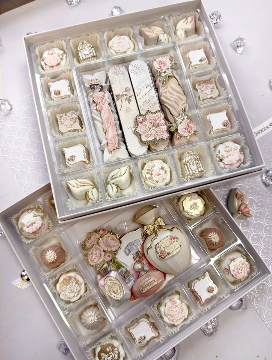 miwo_69_star's tweet photo. ロシアのショコラティエ🍫Valeria Sorokinaによるアートショコラ。初めて見た時は作家手描きの一点物の陶器製タイルか何かかと思ったくらい、驚くほど繊細なハンドペイントが施された食べられる芸術作品。是非ともインスタで公開されている製作動画をご覧下さい✨美✨
🔗https://t.co/c4W56bKJPa https://t.co/mupgE39dVr
