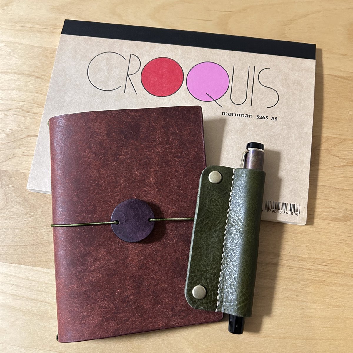 散財DAY…

川西硝子さん
くるくる回すとラメがキラキラします✨

&amp;BさんWS
プエブロのひと折りノートとスナッペン
マルマンさんのクリームクロッキー紙がとても好きなので
買っておいたA5のパッドをぺりぺり剥がしてはさみます📖
コバ磨きしながら紙の話できて楽しかったです☺️