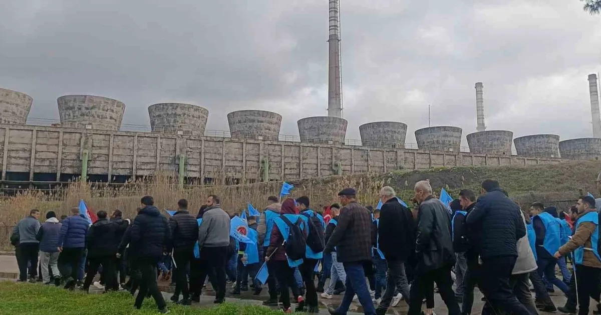Soma’da Termik Santral Krizi: İşçiler Yürüdü: Manisa’nın Soma ilçesinde ücretsiz izin kararı sonrası işçiler sokağa çıktı. Siyasi partiler ve sendikalar ortak destek verdi.

Konya Şeker tarafından işletilen Soma Termik… haberxr.com/yasam/soma-da-… #Soma #TermikSantral #İşçiHakları