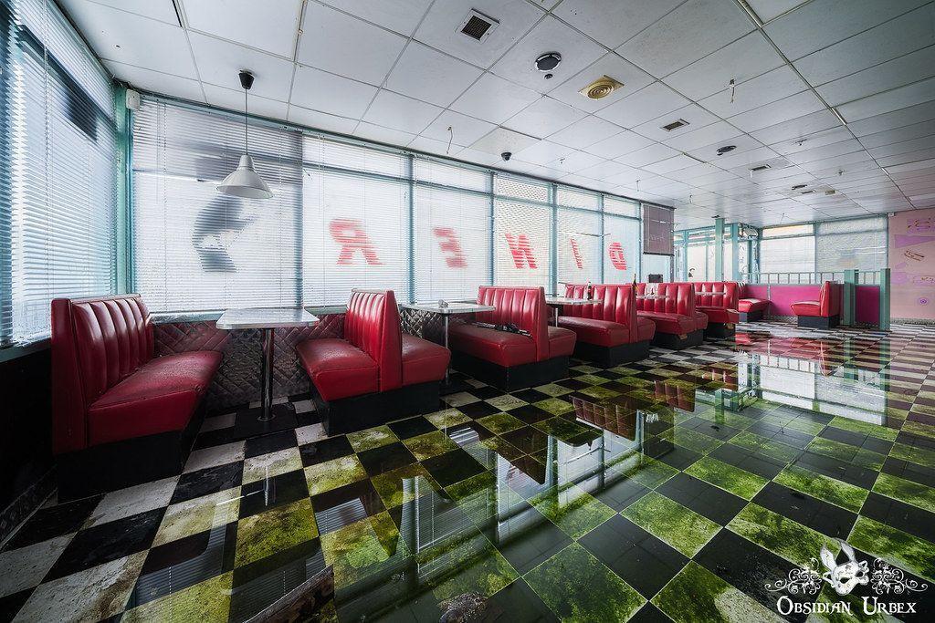 Little Nellies Diner, Newbury, England. This American Diner once whisked customers to 1950s USA. I photographed it after closure, the flooded floor colonised by green algae and decay taking hold.

#Photography #Urbex #Ur…