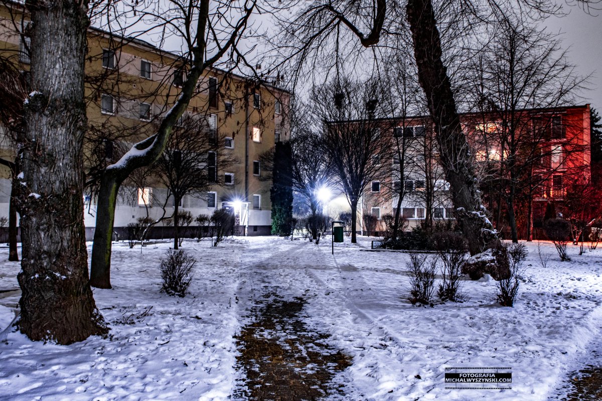 Koło południowo-centralne to rejon gdzie latem niska zabudowa chowa się za roślinnością i drzewami rożnych gatunków. Fotografując architekturę w zimowej scenerii chciało by się samemu tu nakręcić film. Latarnie dające różnego rodzaju oświetlenie pobudzają kreatywność twórczą.