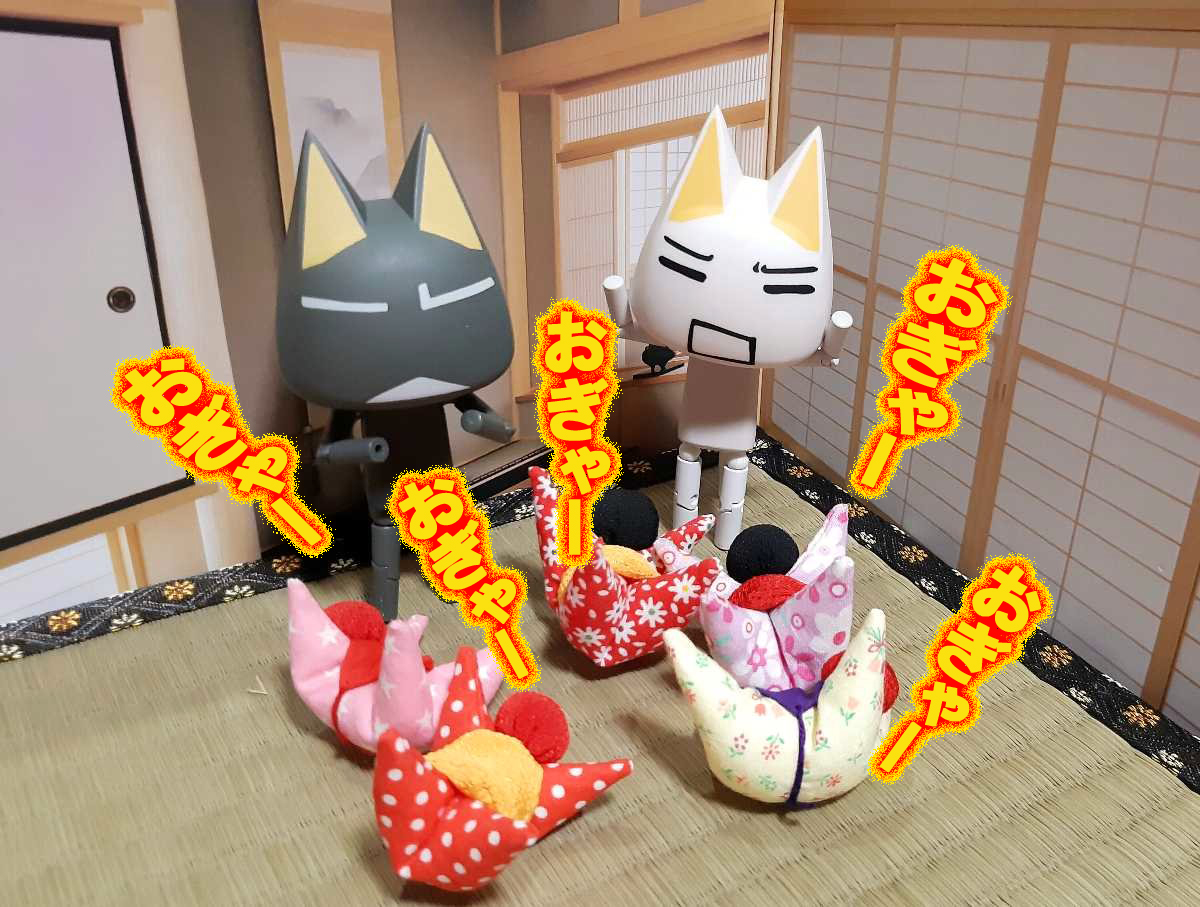 「トロ、助けてみャ～」
「クロっ❗️　どうしたのニャ‼️」
「トロが大きな声出すから、みんな泣いちゃったみャ😫」
「わぁ～～～、ごめんニャ😣」
#どこでもいっしょ