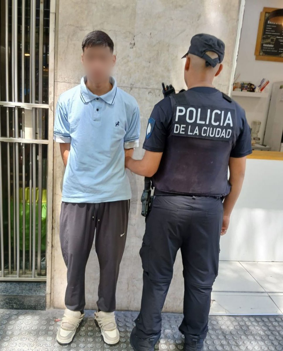 La <a href="/PoliciaCiudadBA/">Policía de la Ciudad</a> persiguió y detuvo a tres delincuentes, dos de ellos menores de edad, que fueron captados por las cámaras del Centro de Monitoreo Urbano (CMU) cuando le arrebataron una cadena a un transeúnte en el centro porteño.