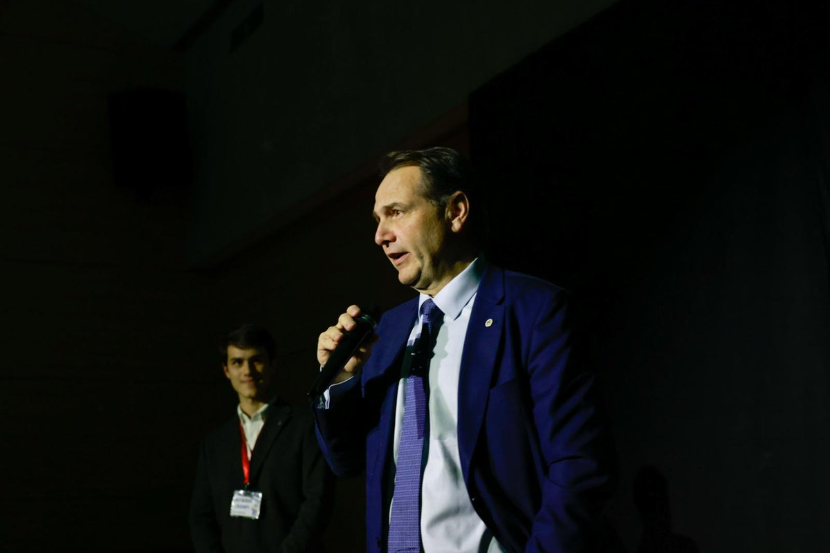 La_UPM's tweet photo. 🎙️José Mota, inaugurando la Feria Volunfair en @industrialesupm : "El humor es el mejor compañero que uno puede llevar en su asiento; y no es patrimonio de los cómicos, es patrimonio humano".
#somosUPM
#volunfair https://t.co/3laUP3Yj0J