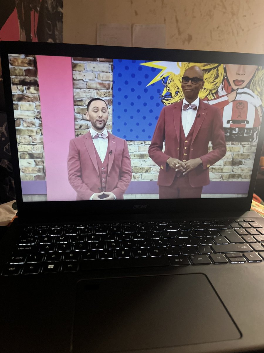 CRINE BRO watching rupauls drag race and tell me why they are giving spamtenna 😭😭