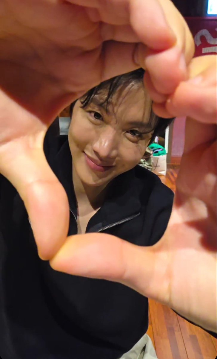 So happy I didn't miss the live, bye cutie pie sunshine 💕 may you always be blessed with happiness and health 💕