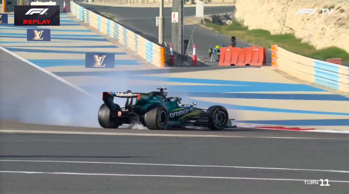 vivof1's tweet image. #F1 🇧🇭 #F1Testing T2 ⏱️ Dia 1:  

🚩Bandera Roja! la primera del dia!

#Stroll detenido... trompo del canadiense en la curva 11 !