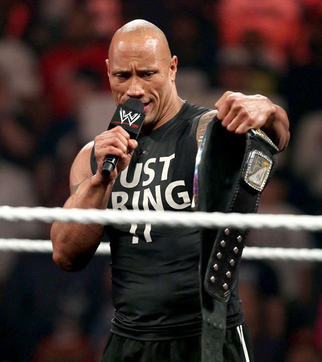 قبل 13 عام🔙:

ذا روك يستعرض شكل لقب WWE الجديد بعد تغير ال Spinner Belt 🔥