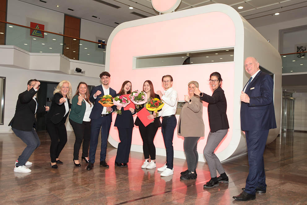 💪Sechs Zukunftsgestalter starten durch – Sparkasse Witten feiert Absolventen 👉️Die Sparkasse Witten feiert den erfolgreichen Abschluss der 2 ½‑jährigen Ausbildung von sechs angehenden Bankkaufleuten, die alle mit der Note „gut“ bestanden haben. shorturl.at/3uZ5O